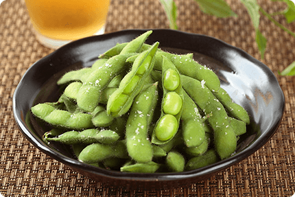 茹でたエダマメをお皿に盛り付けた様子