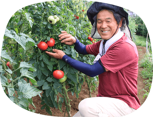 平本さんが笑顔で収穫している様子